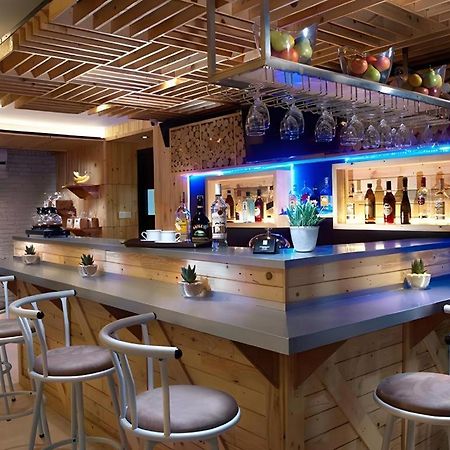 Life Puri Hotel Surabaya Gubeng Екстериор снимка