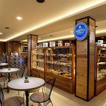 Life Puri Hotel Surabaya Gubeng Екстериор снимка