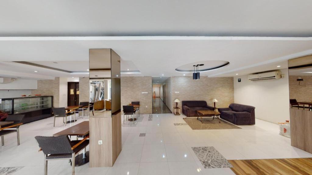Life Puri Hotel Surabaya Gubeng Екстериор снимка