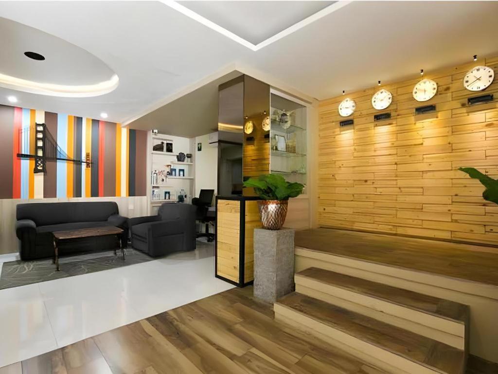 Life Puri Hotel Surabaya Gubeng Екстериор снимка
