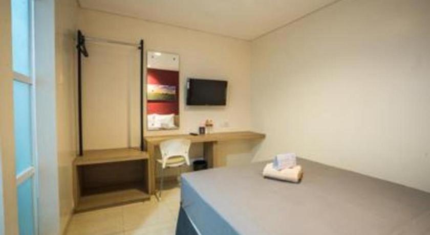 Life Puri Hotel Surabaya Gubeng Екстериор снимка
