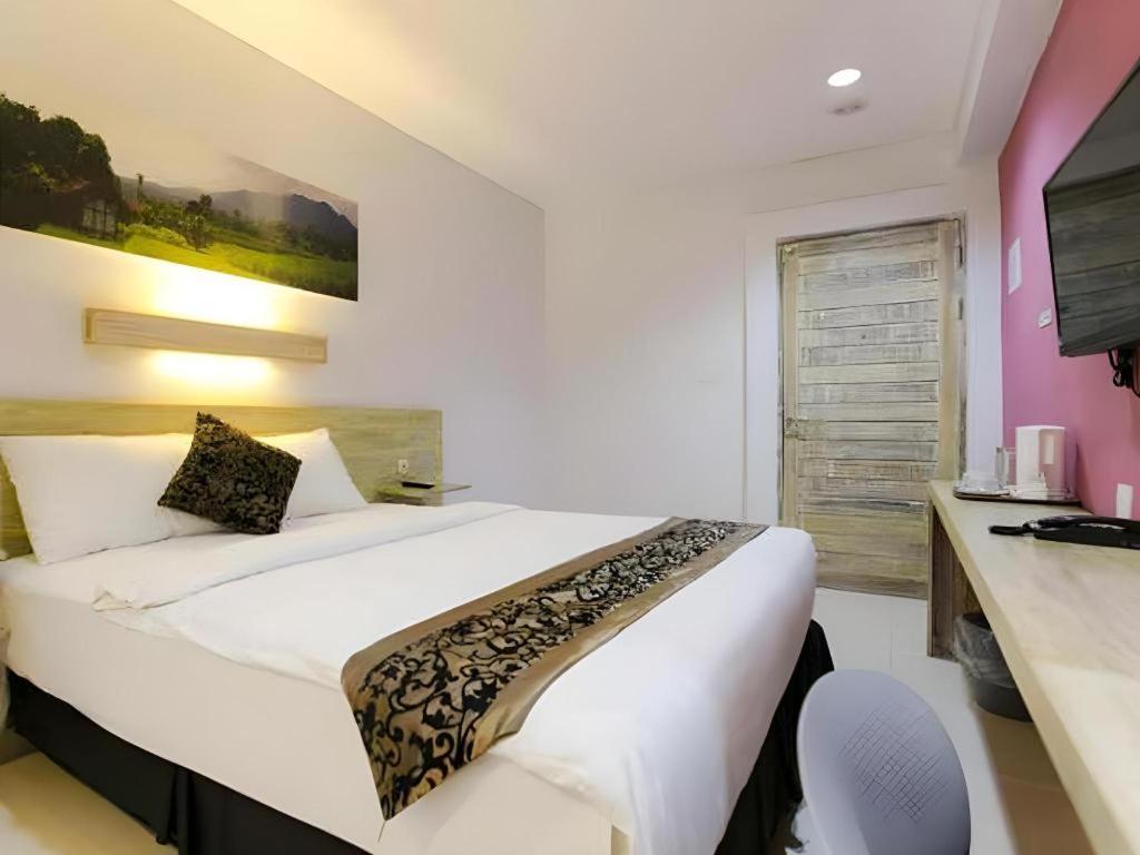 Life Puri Hotel Surabaya Gubeng Екстериор снимка