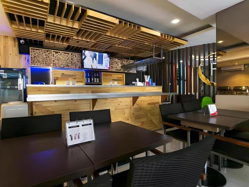 Life Puri Hotel Surabaya Gubeng Екстериор снимка