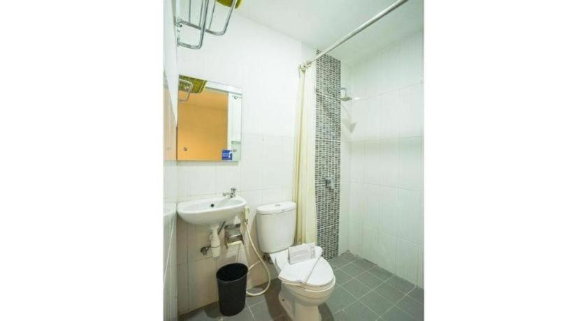 Life Puri Hotel Surabaya Gubeng Екстериор снимка