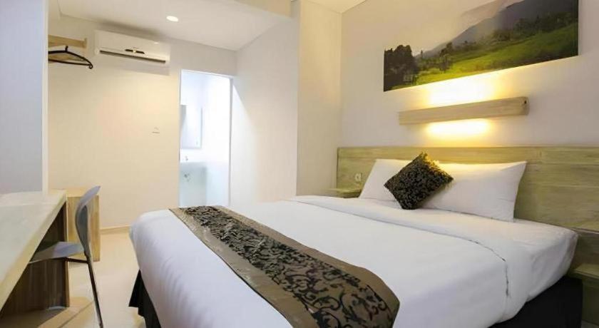 Life Puri Hotel Surabaya Gubeng Екстериор снимка