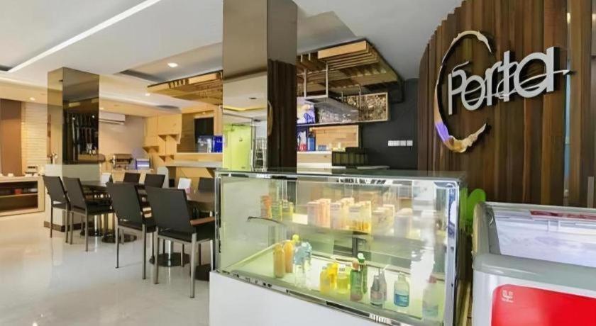 Life Puri Hotel Surabaya Gubeng Екстериор снимка