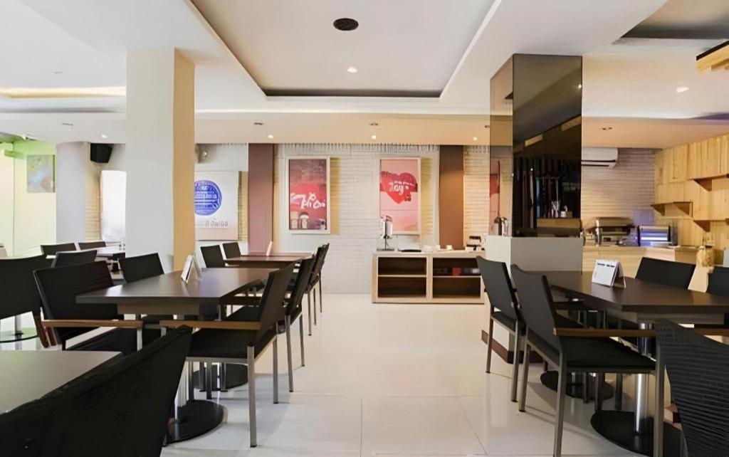 Life Puri Hotel Surabaya Gubeng Екстериор снимка