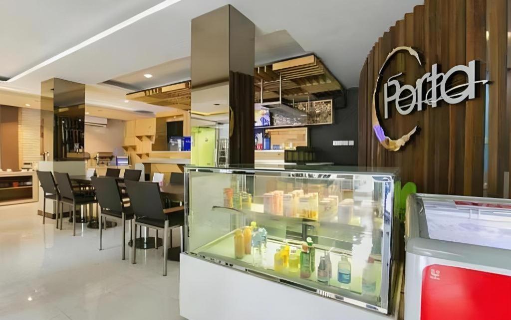 Life Puri Hotel Surabaya Gubeng Екстериор снимка